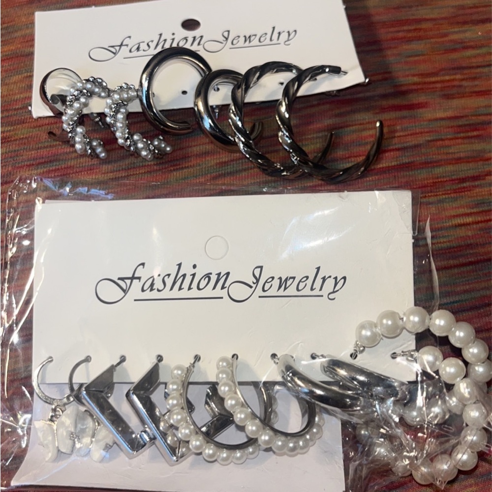 Two packs of earings! Super cute